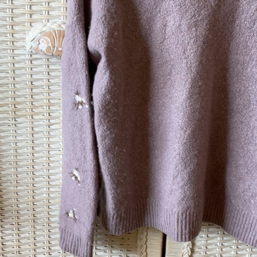 Madewell Embroidered Cross-Stitch Floral Sweater in Heather Lavender
Madewell - Picture 13 of 14